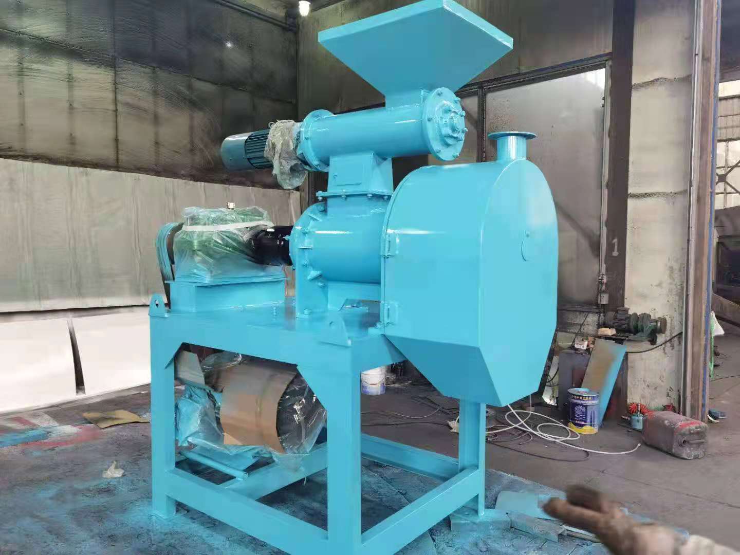 怎樣把豬糞加工成有機(jī)肥呢？(圖1)